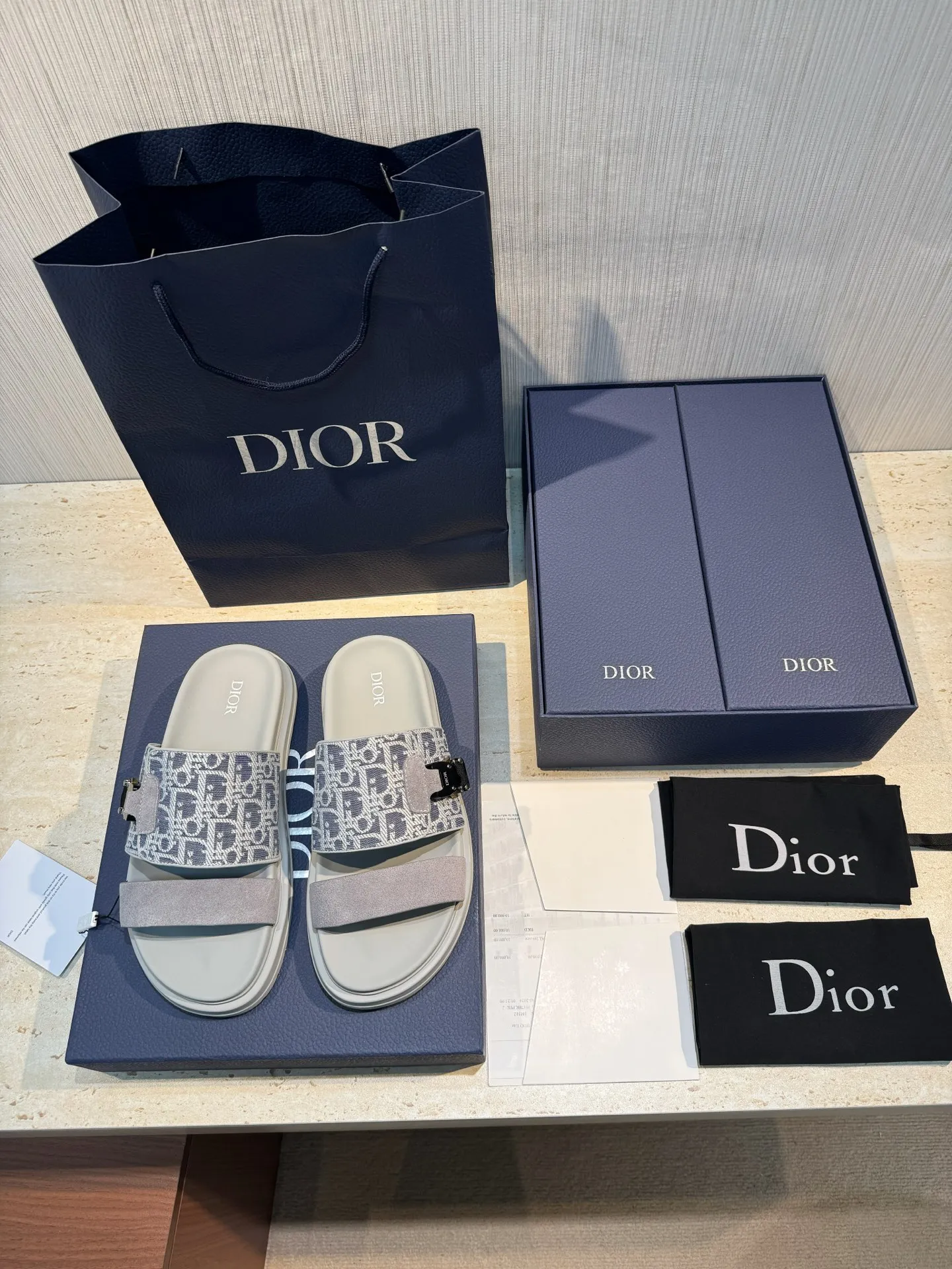 Factory price: 340💰Djia Aqua men's slippers and sandals, Dior's Aqua sandals are elegant and casual. The cross-strap design is reinterpreted in CD Diamond canvas, inspired by the brand's archives. Finished with a branded logo and tonal notch sole, they can be worn easily with shorts or jeans for a sophisticated look. Cowhide spliced ​​canvas + cowhide lining + rubber outsole Size: 39-44 (38 45 customized)